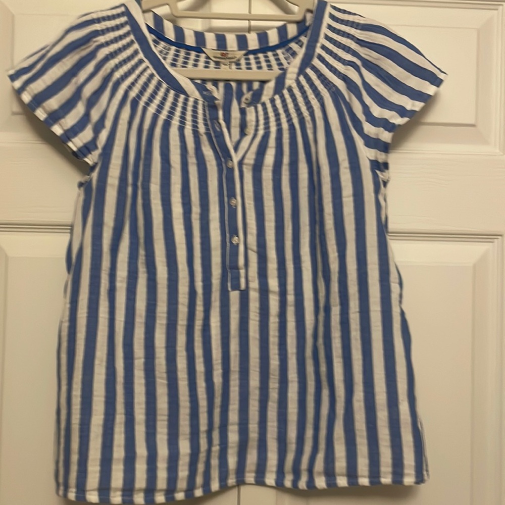 Vineyard Vines gauze flutter sleeve top in blue/white stripe. Size XS.